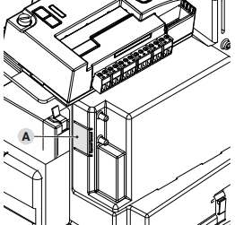 1. Vylúpnite plastovú krytku konektoru batérie 1. Vylúpnite plastovú krytku konektoru batérie