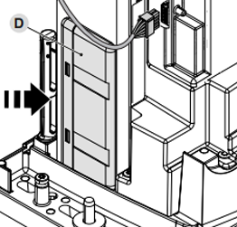 3. Umiestnite batériu do priestoru pre záložný zdroj v skrini motora.