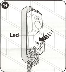 10. Osaďte pripojenú elektroniku fotobuniek do tela fotobuniek a priveďte elektrickú energiu. Preveďte fázu vyhodnotenia pripojených zariadení na riadiacej jednotke pohonu.
