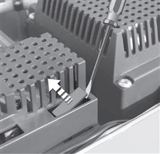1. Vylúpnite plastovú krytku konektoru batérie